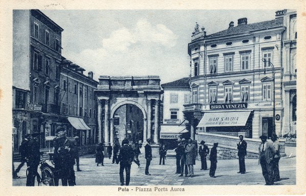 Pola : Piazza Porta Aurea
