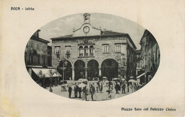 Pola : Istria : Piazza Foro col Palazzo Civico